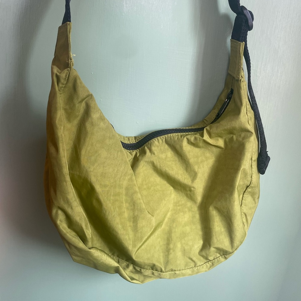 Baggu Medium Crescent in Avocado